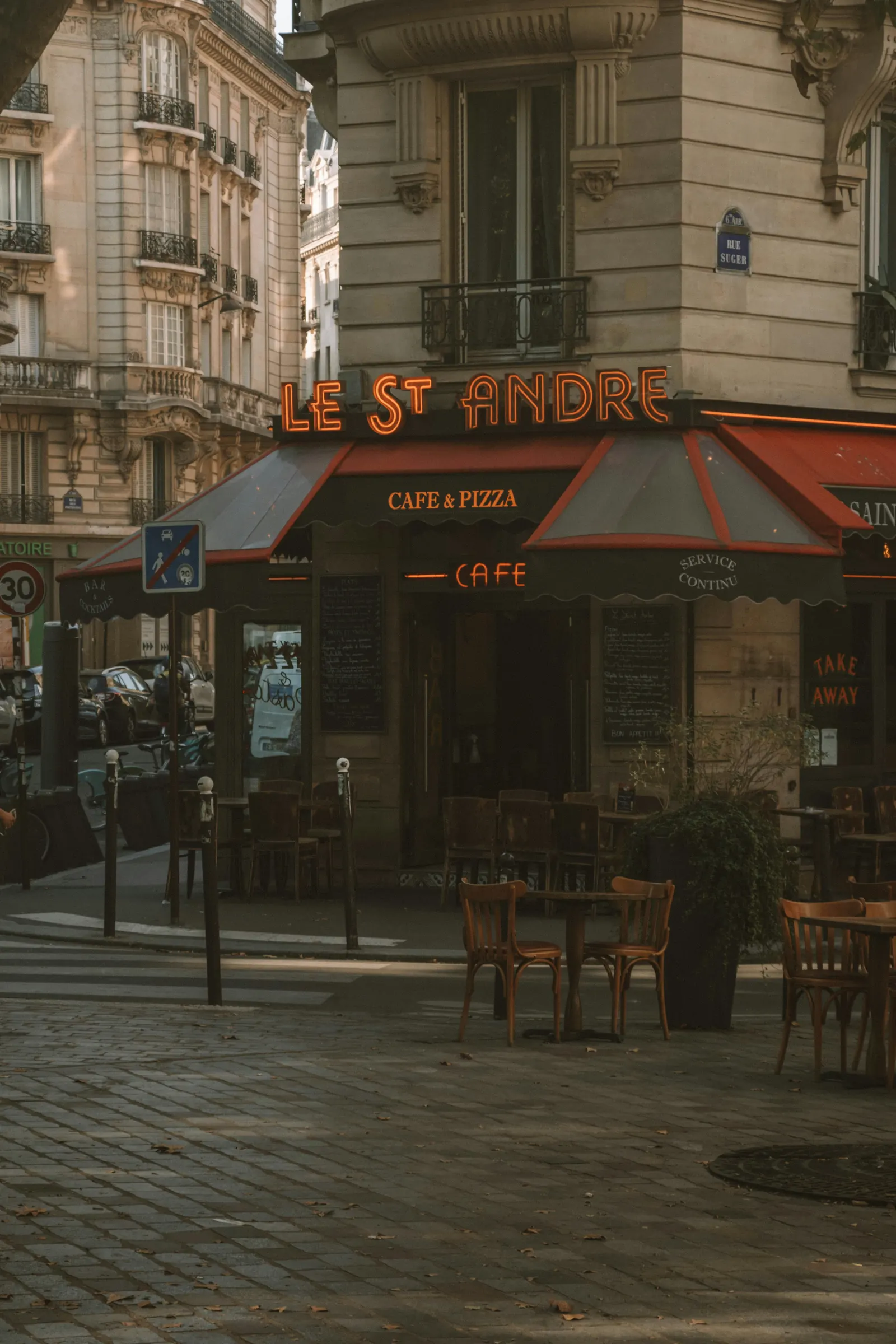 A Parisian café on a corner